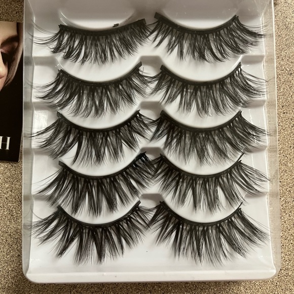 New magnetic eyelashes! Just open box to display. Absolutely beautiful! No tags - Picture 2 of 7
